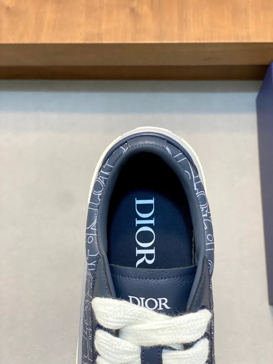 Factory price: 438💰Dior Crafted from navy and white jacquard with Oblique print and suede panels, it features a distinctive padded tongue embossed with the Dior signature, wide navy mohair laces and brass eyelets with a matte tonal finish. White rubber sole with Dior Oblique pattern, enhanced by a contrasting Dior 30 Avenue Montaigne signature on the rear. It can add fashionable temperament to casual looks. Exquisite packaging at the delivery counter🛍📦 ▪️ Fabric: Original customized Oblique presbyopia + cowhide ▪️ Lining: Original customized sheepskin + breathable mesh ▪️ Sole: Original molded anti-slip rubber material ▪️ Bottom thickness: 4CM ▪️ Size: Men's 38-45 (customized for 38, 45)